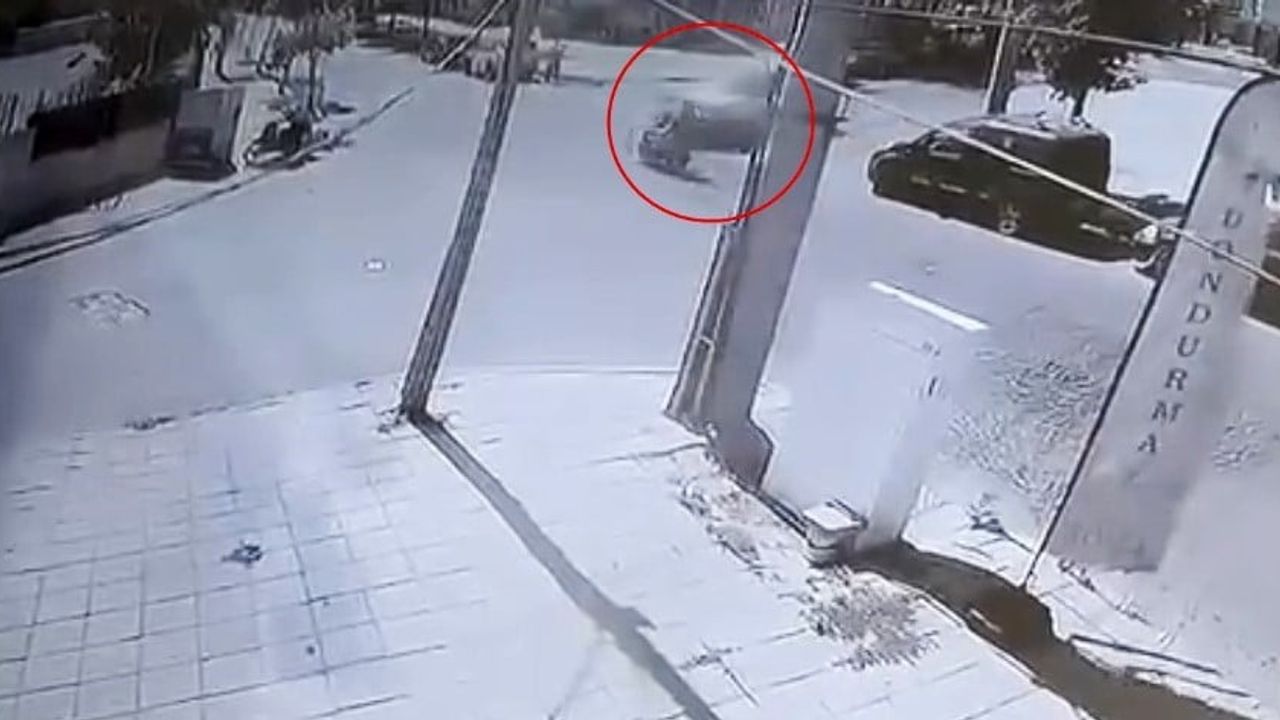 Tekirdağ'da kavşakta çarpışma kameraya yansıdı: motosiklette 1'i çocuk 2 yaralı