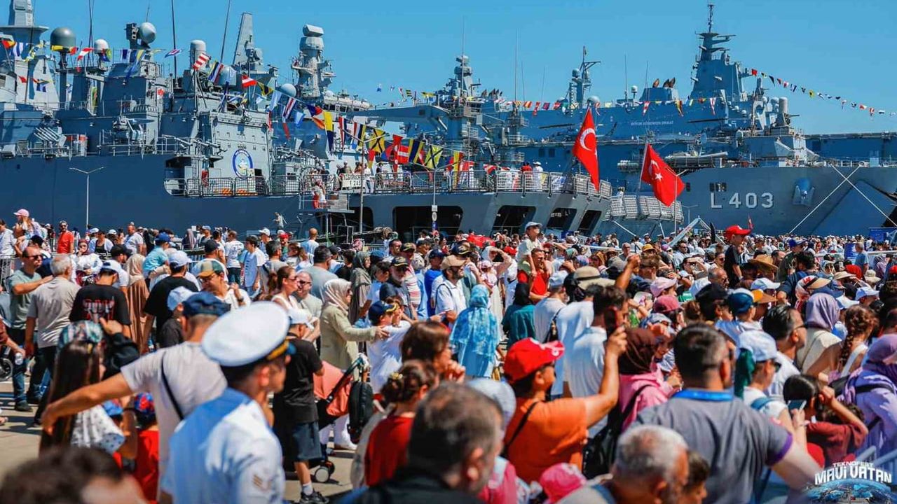Teknofest Mavi Vatan'da gökyüzünü dolduran hava gösterileri