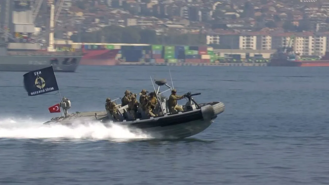 Teknofest Mavi Vatan'da SAS ve SAT komandolarının zorlu kurtarma gösterisi