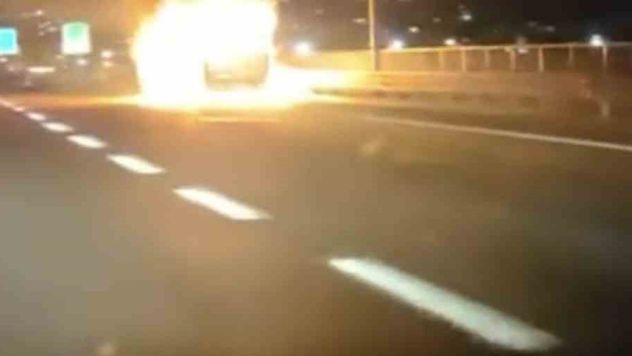 Tem otoyolunda seyreden minibüs alev topuna döndü