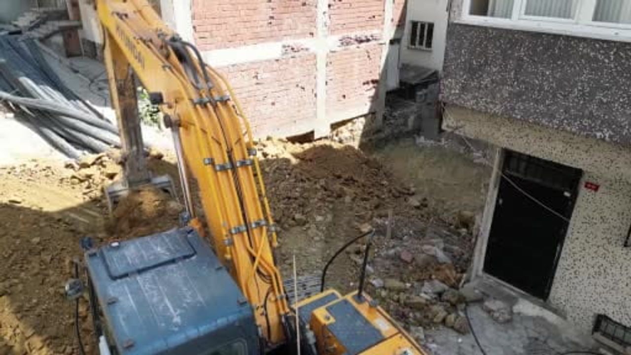 Temel kazısı Sultangazi'de hasara yol açtı, dört bina tedbir amacıyla boşaltıldı