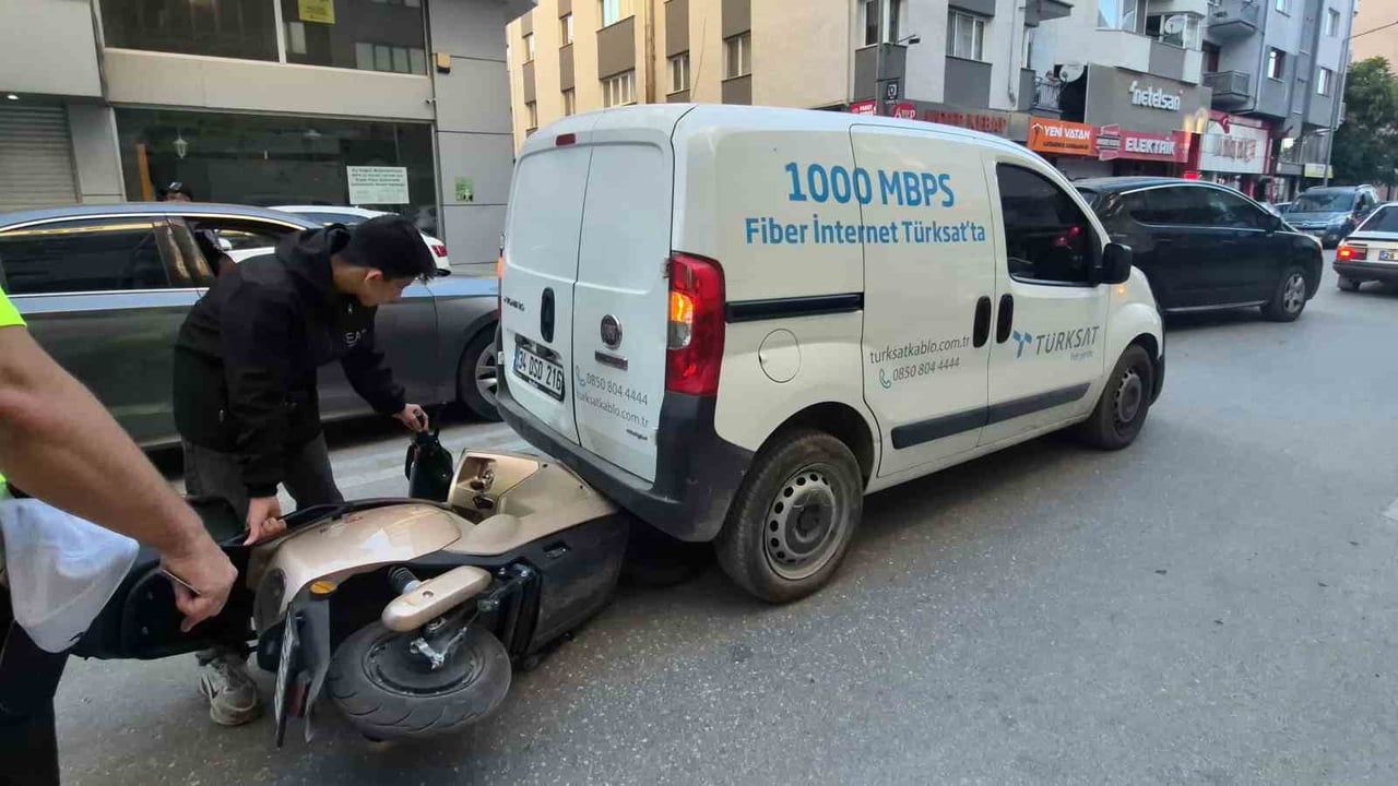 Tepebaşı'nda arkadan çarpma sonucu motosiklet hafif ticari aracın altına girdi