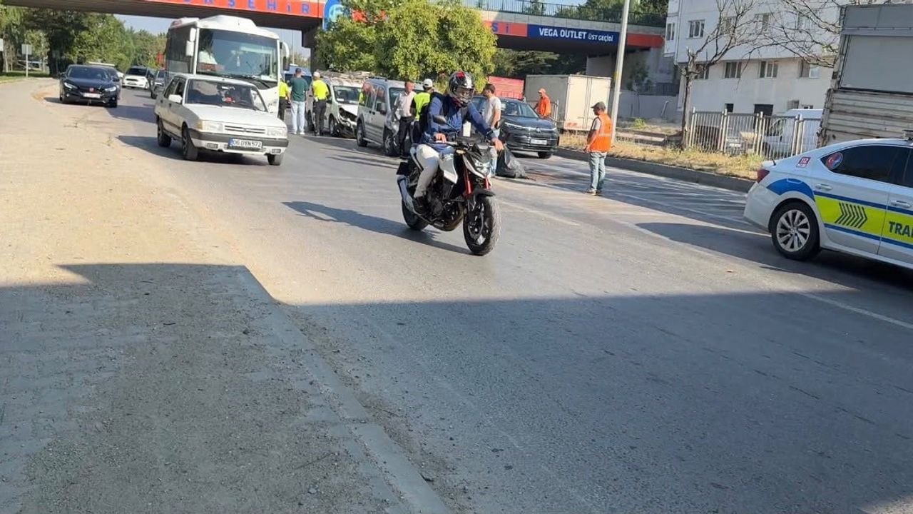 Tepebaşı'nda çevreyolunda dört aracın karıştığı zincirleme kaza: iki yaralı