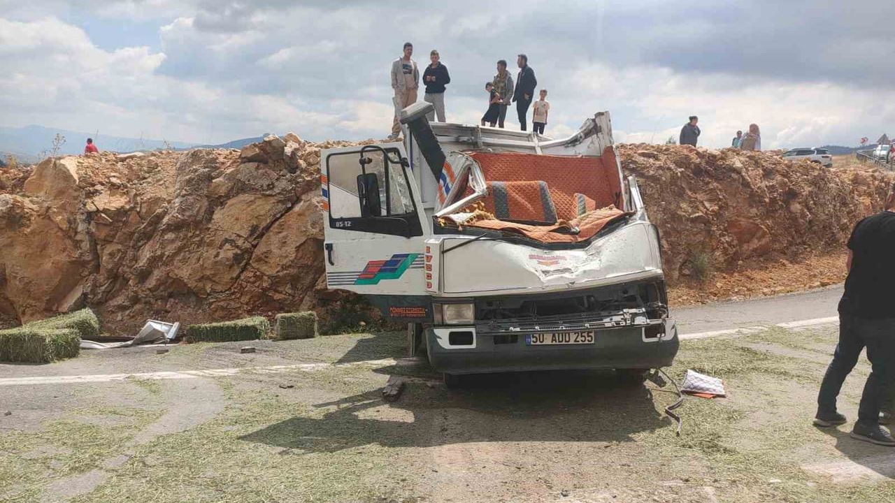Tepebaşı virajında yonca yüklü kamyonet devrildi: sürücü hayatını kaybetti