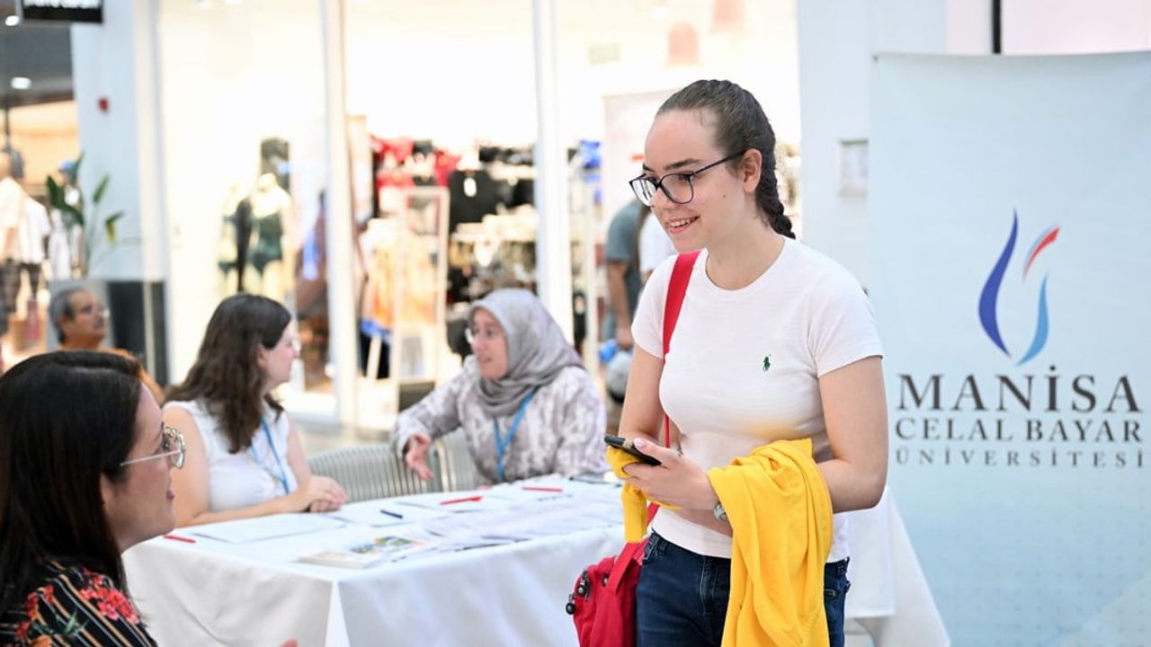 Tercih maratonunda MCBÜ geleceğin üniversitelileriyle Forum Manisa’da buluştu