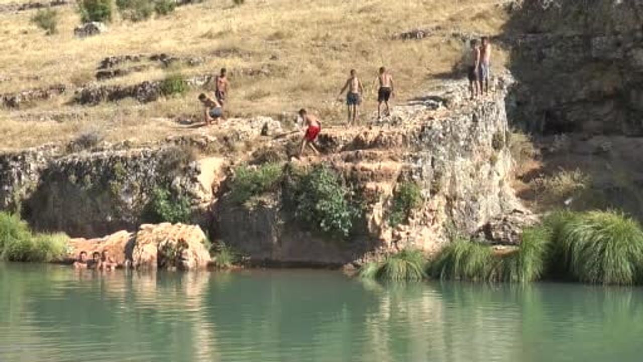 Termometreler 42'yi gösterince Araban gençleri Sıtma Pınar Çayı'na akın etti