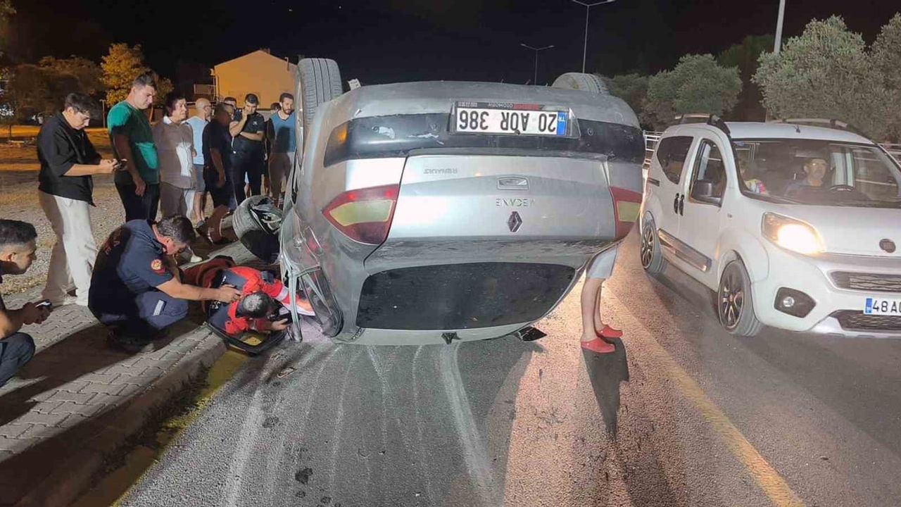 Ters şeride saplanan otomobil yol ortasında ters döndü