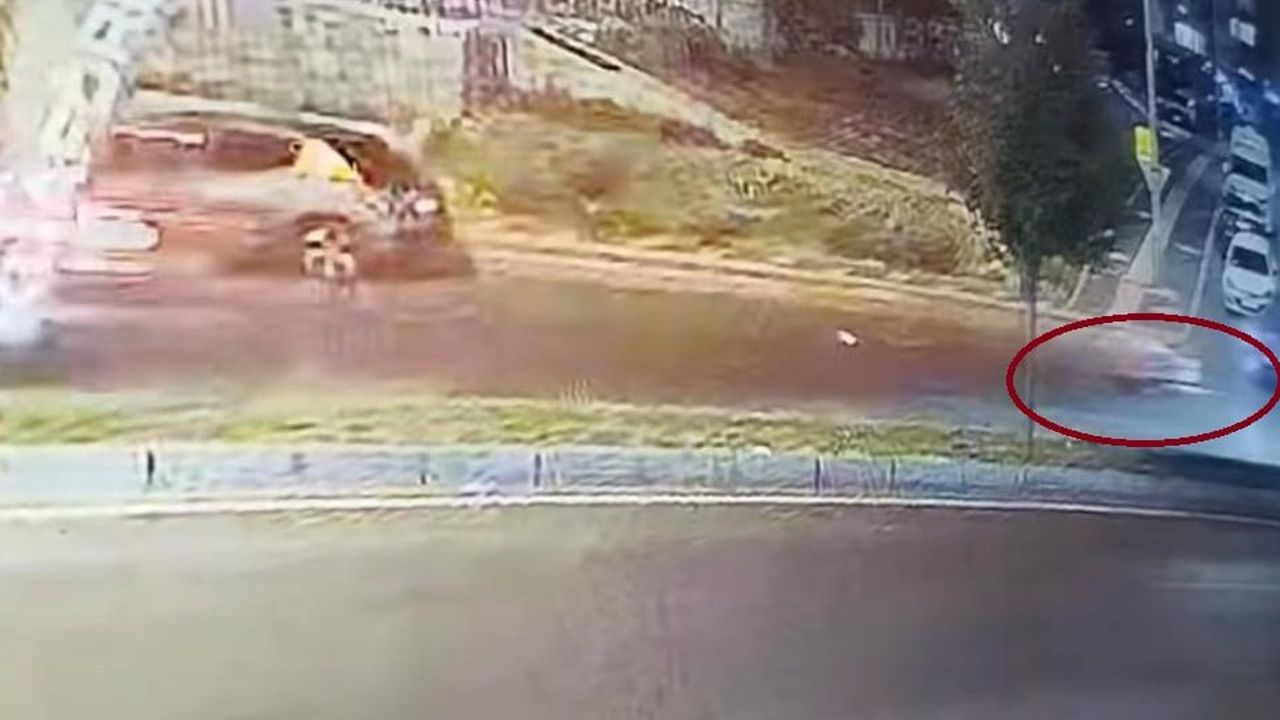 Ters yönde giden motosikletin çarpma anı kayıtlara yansıdı