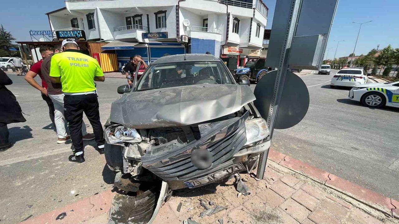 Ters yöne giren otomobilin çarpıştığı anlar kamerada