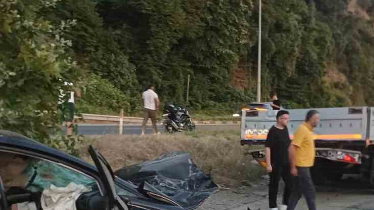 Tersaneler bölgesinde kaza: otomobil park halindeki tırın altına girince 18 yaşındaki sürücü yaşamını yitirdi