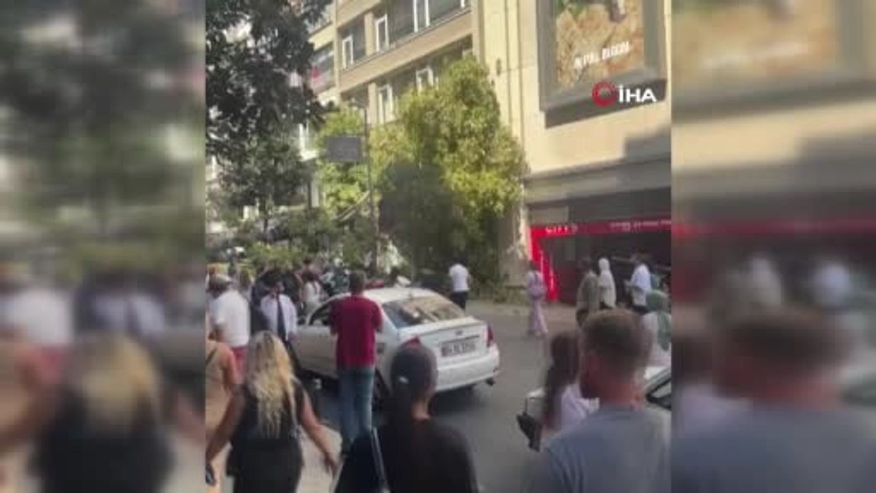 Teşvikiye Caddesi'nde kökünden devrilen çınar iki aracın üzerine yıkıldı