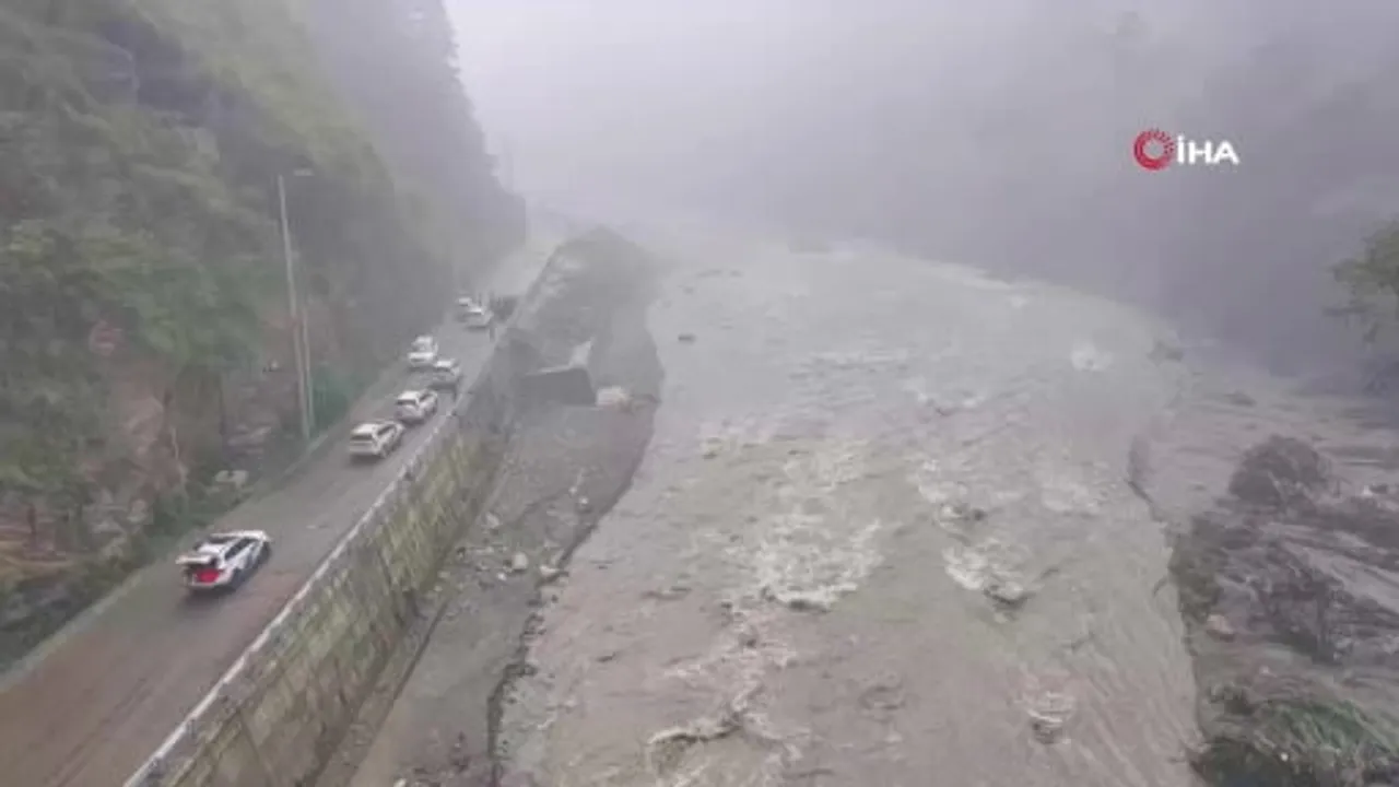 Tibet'te Gyirong limanı çevresinde toprak kayması, Nepal'de turistlerden haber alınamıyor