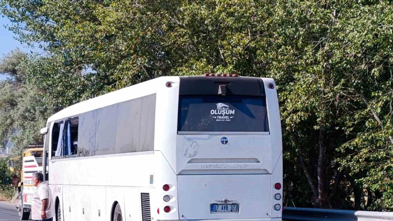 Tınaztepe'de bariyerlerin parçaları otobüse girdi, 22 kişi yaralandı
