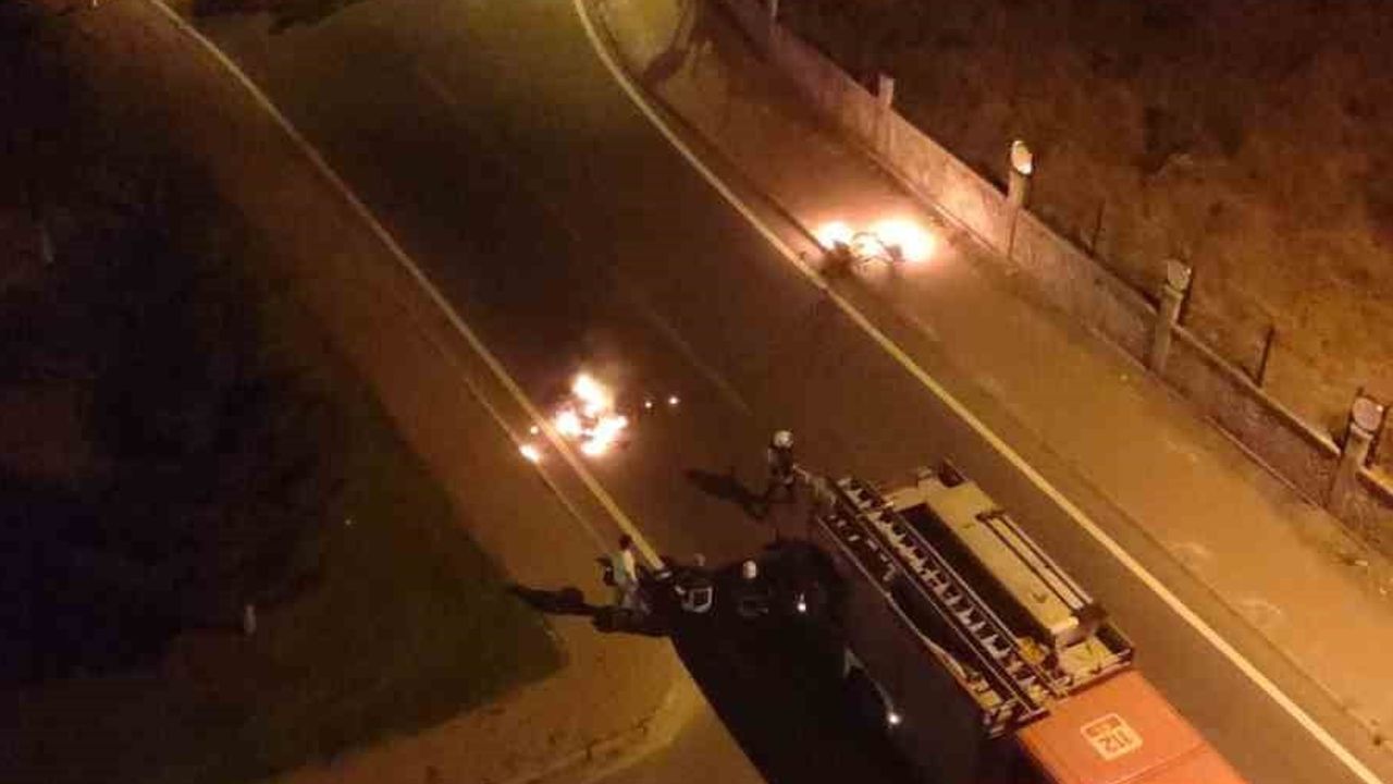 Tınaztepe'de yolda alev alan motosiklet itfaiye tarafından söndürüldü