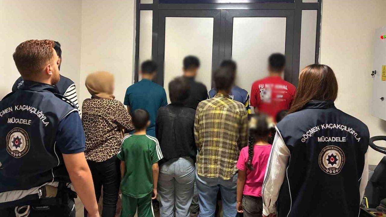 Tır dorsesinden 14 kişi çıktı: Afyonkarahisar'da kaçakçılık operasyonu