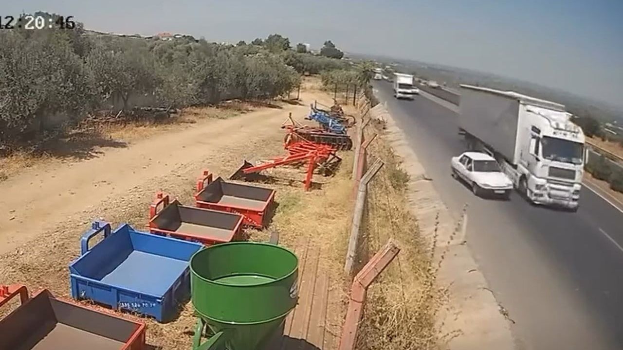 Tırın şerit değiştirirken çarptığı otomobil savruldu: 2 yaralı