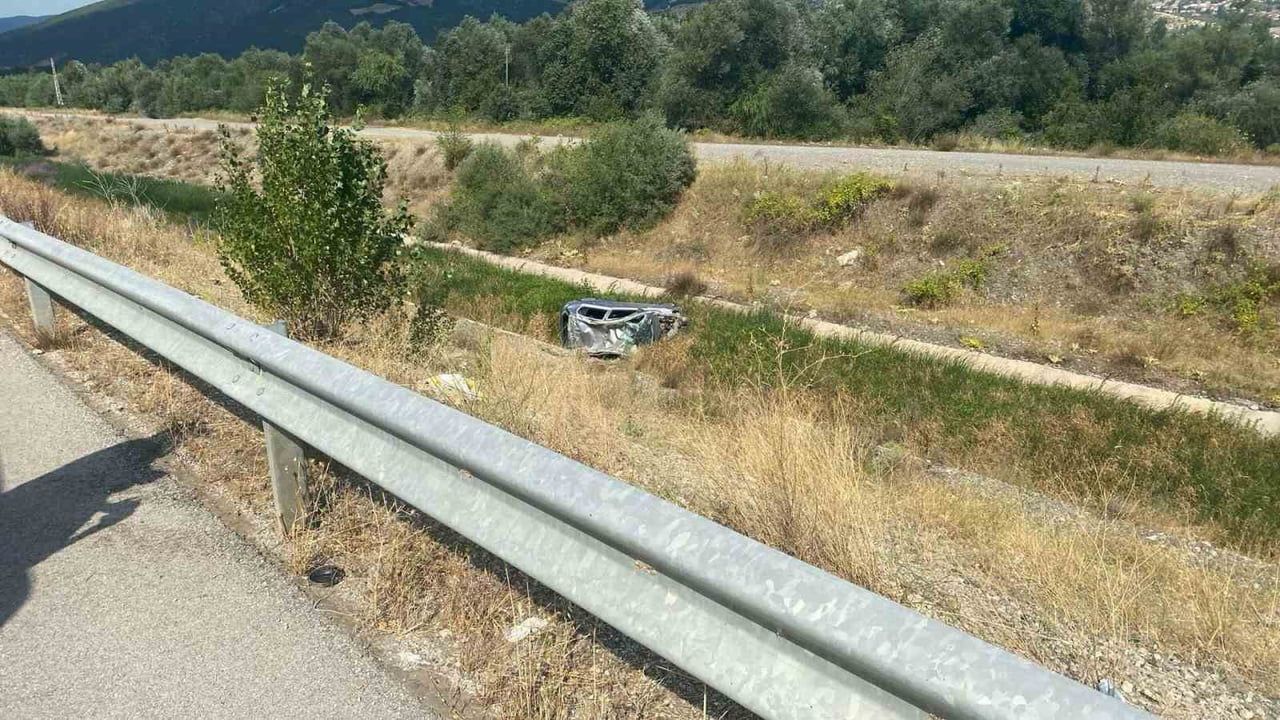 Tokat'ın Kızılköy mevkisinde bariyere çarpan araç kanala düştü, sürücü ve 2 yaşındaki yolcu yaralandı
