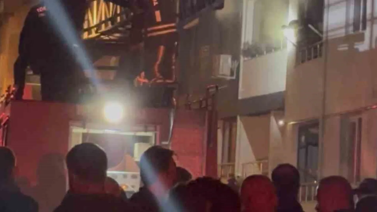 Tokat'ta ikinci kattaki dairede yangın: 4 kişi dumandan etkilendi