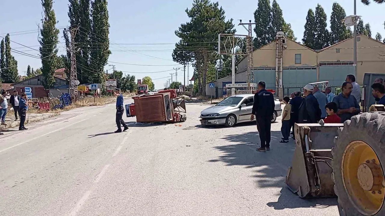 Tokat'ta kavşakta çarpışma: traktör yan yattı, yaralanma olmadı