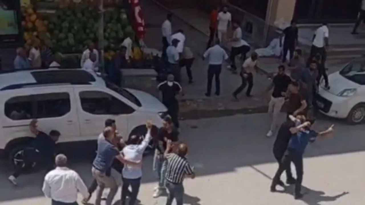 Toma ve gözyaşartıcı gazın kullanıldığı Muradiye kavgasında 21 yaşındaki genç öldü, 17 şüpheli tutuklandı