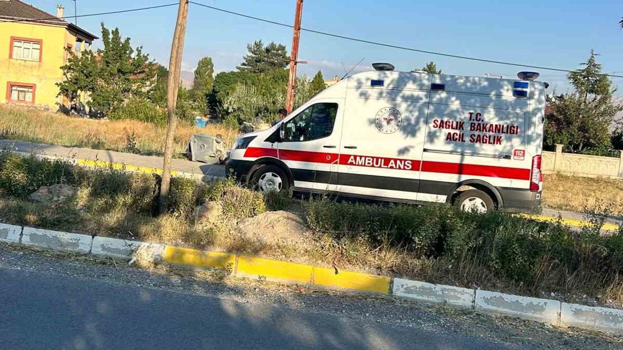 Tomarza'da kontrolden çıkan otomobil boş araziye girdi