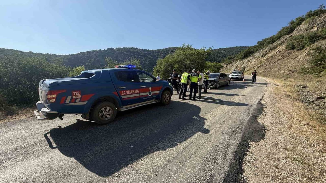 Topçam Yaylası'nda alçılı koluyla motosiklet süren sürücü karşı şeride geçip otomobille çarpıştı