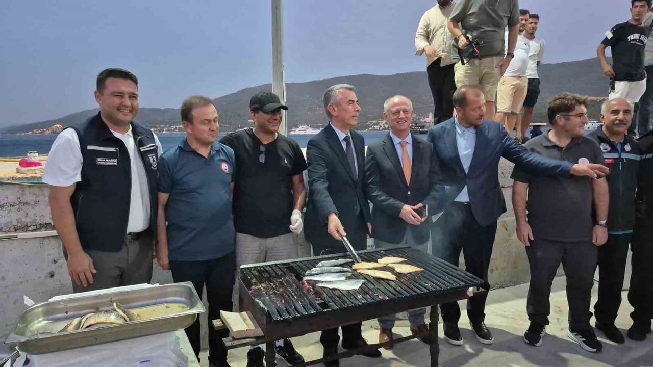 Torba'da sezon açılışı: denize 10 bin yavru levrek bırakıldı