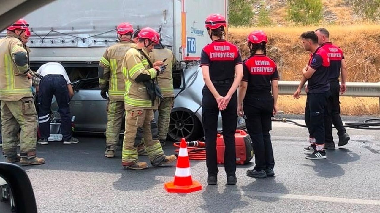Torbalı'da otomobil tıra arkadan çarptı: genç sürücü yaşamını yitirdi