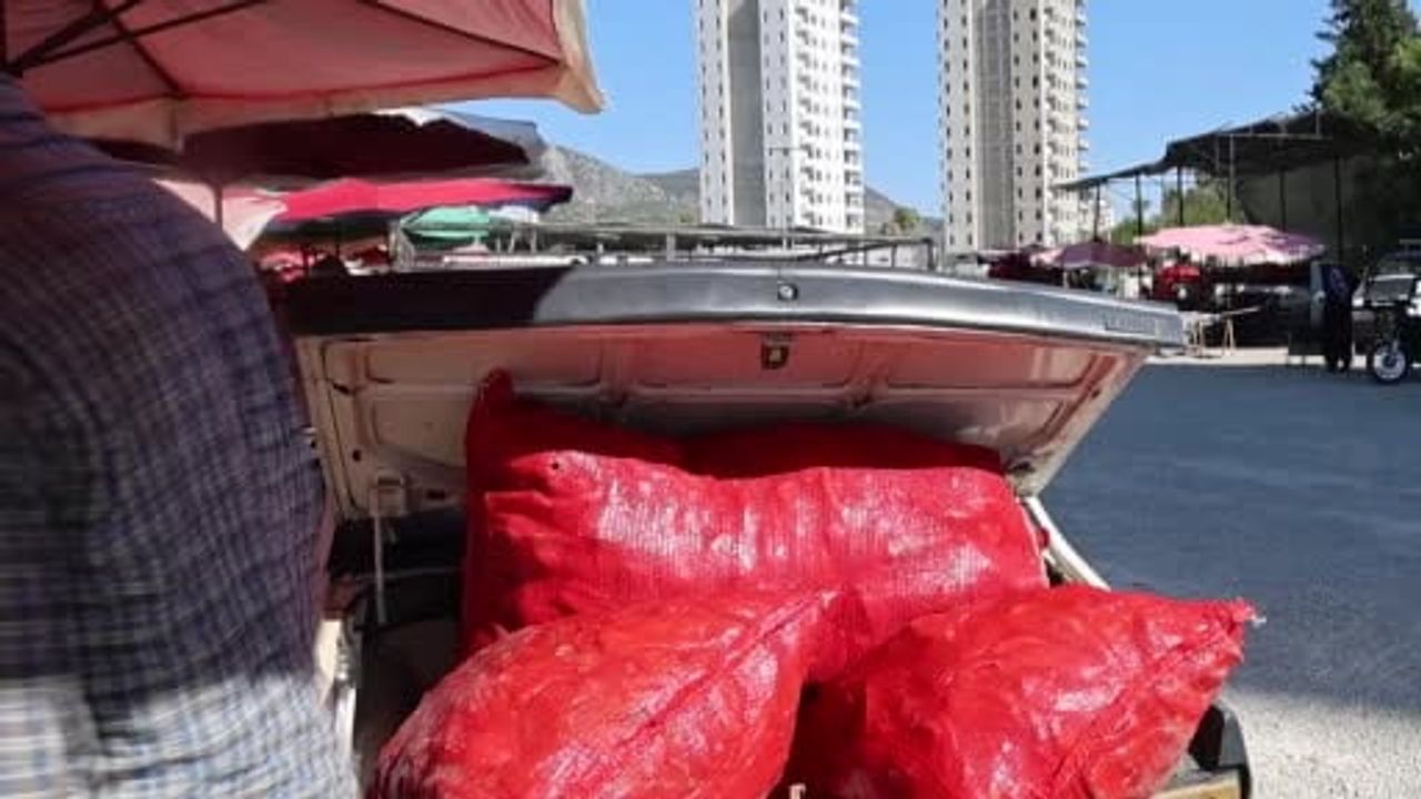 Toroslarla salça mesaisi: Kozan'ın kış biberi sokaklara taştı