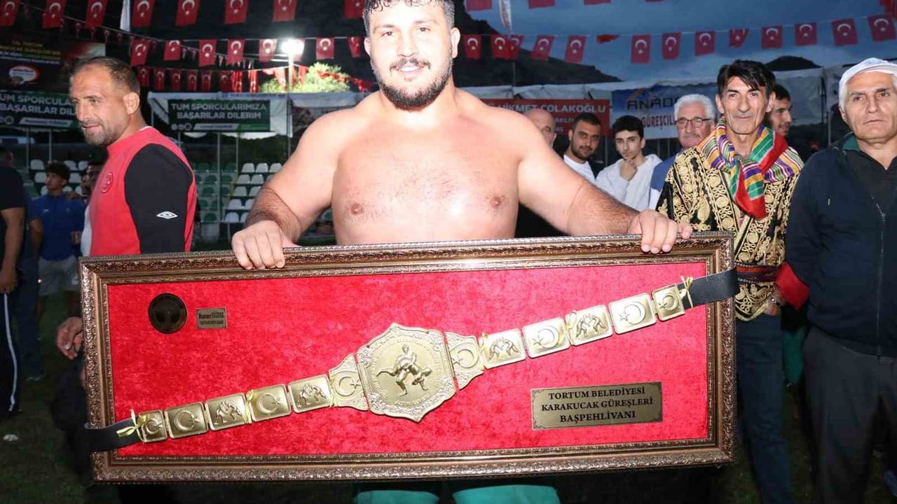 Tortum'da er meydanı doldu taştı: 600 güreşçi altın kemer için sahnedeydi