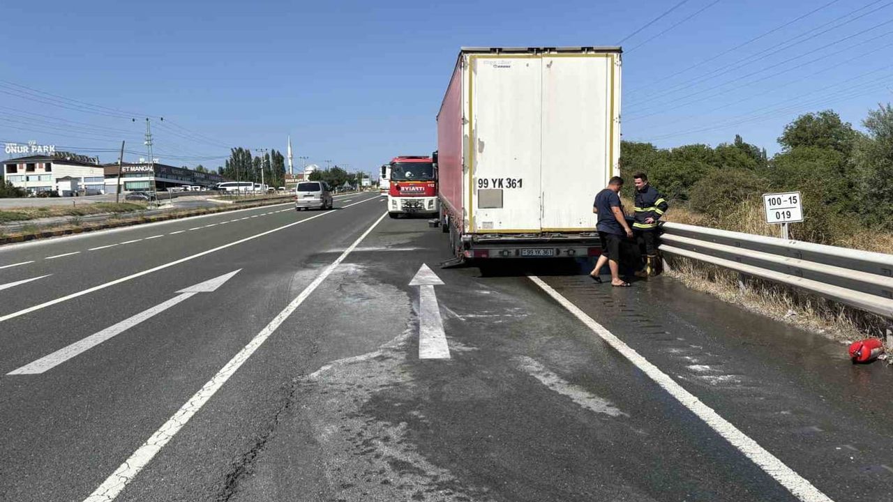 Tosya'da alevlenen dorse tekerleri itfaiyenin müdahalesiyle söndürüldü