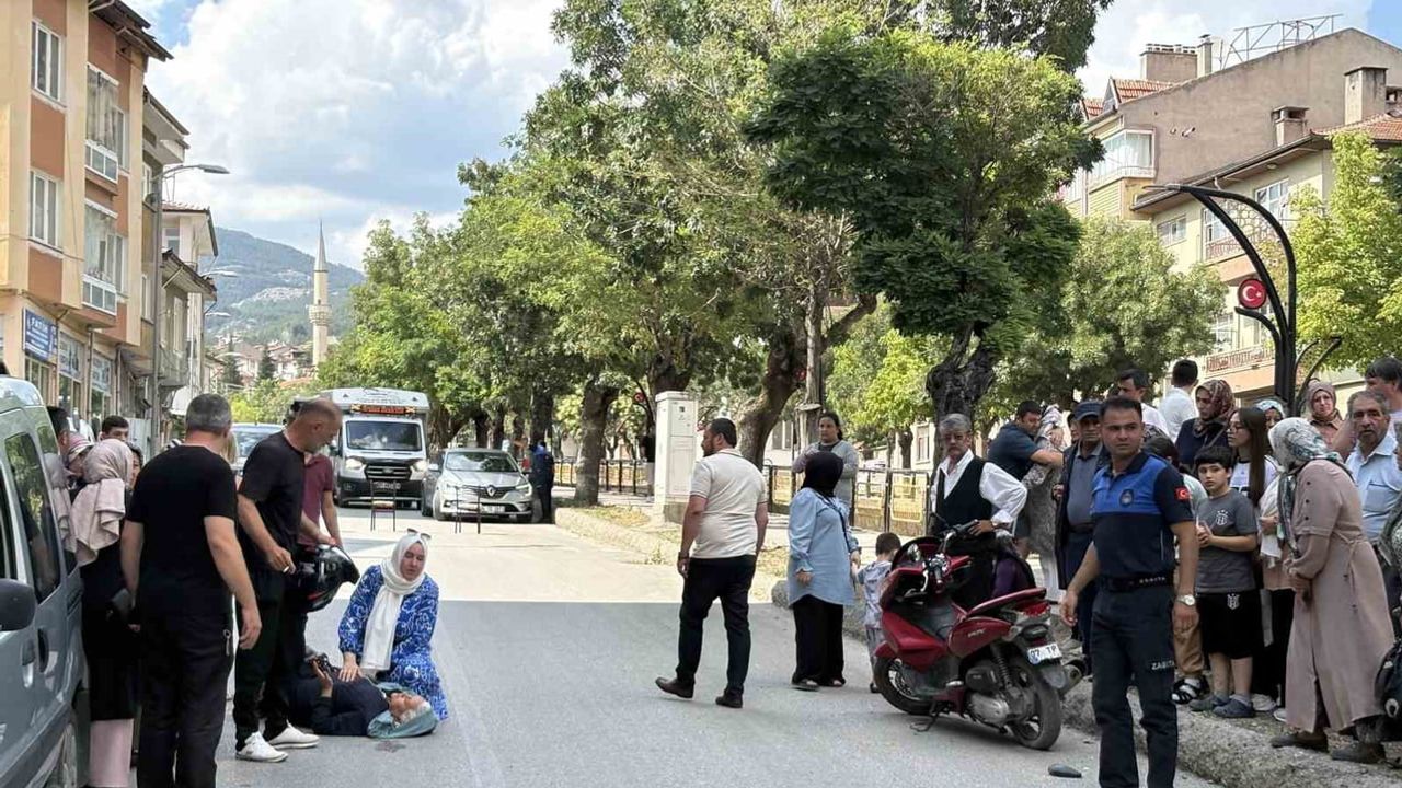 Tosya'da motosikletle çarpışan iki kişi hastaneye kaldırıldı