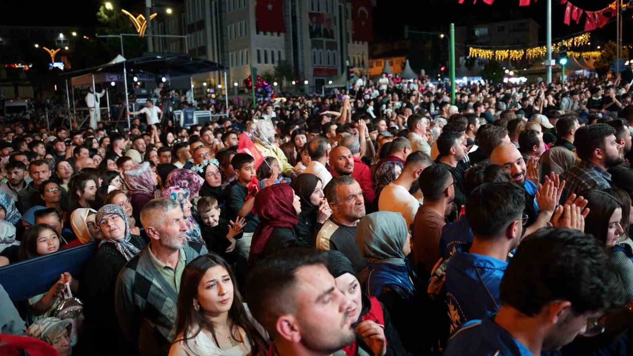 Tosya'da zafer ve kültür coşkusu Ebru Yaşar'la doruğa ulaştı