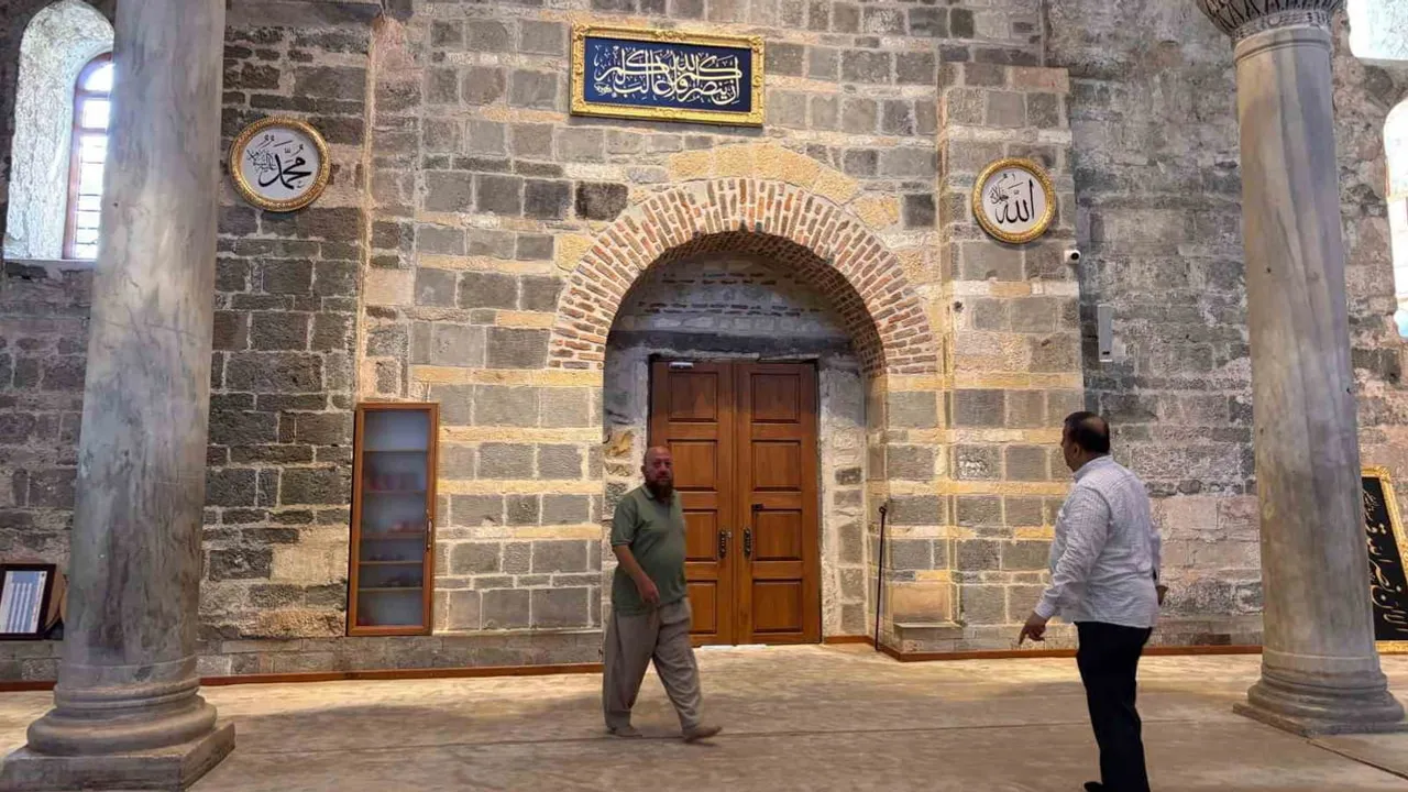 Trabzon Ayasofya camisi hat levhalarıyla kimliğini güçlendirdi