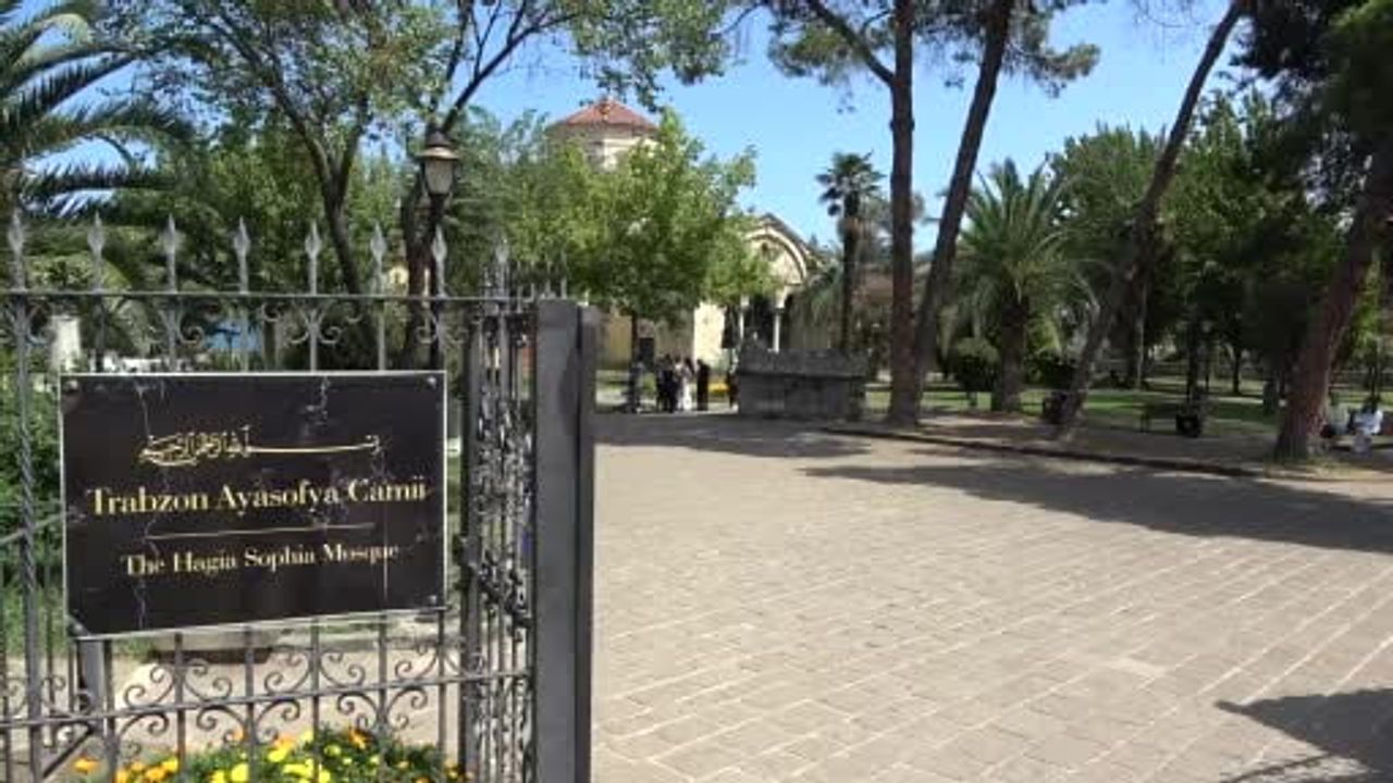 Trabzon Ayasofya'ya hat levhalarıyla yeniden cami ruhu verildi