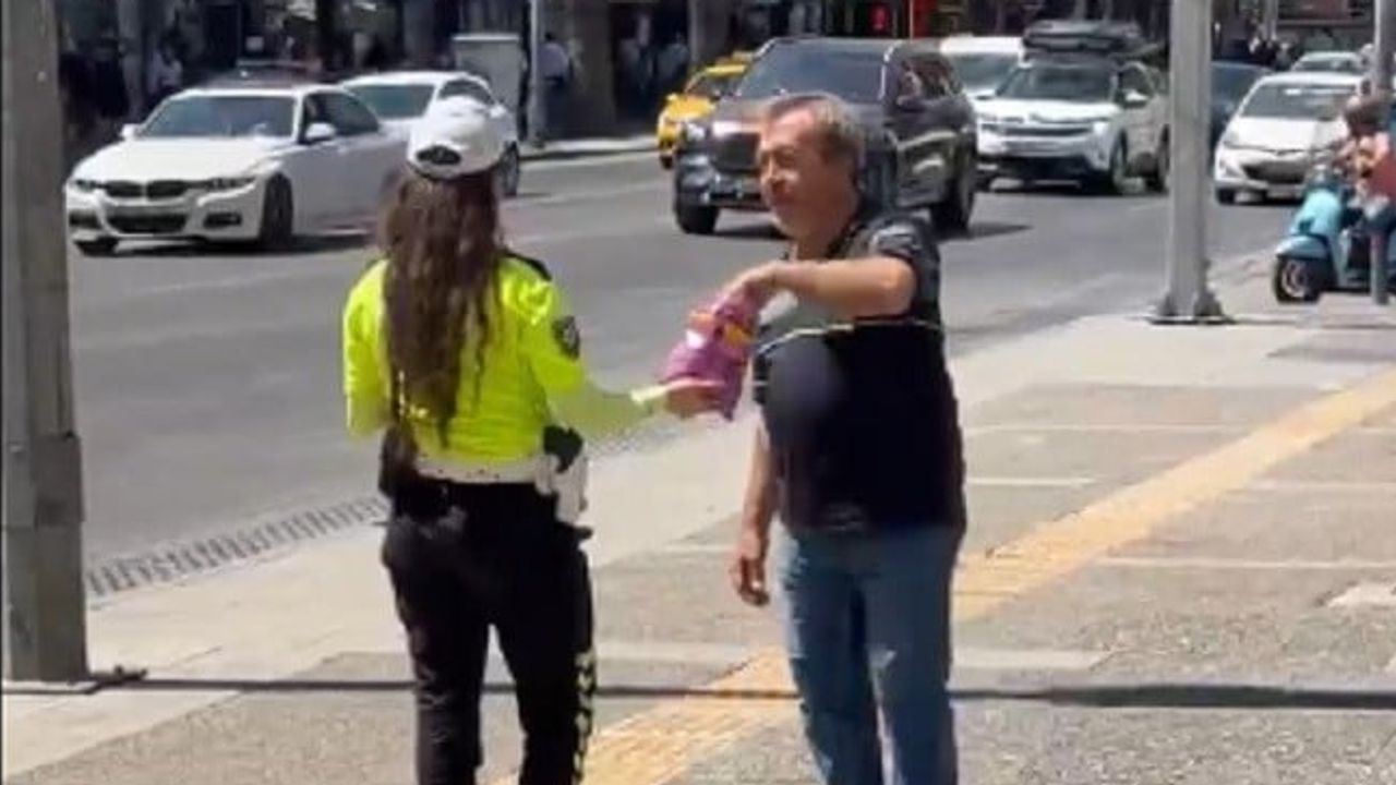 Trafik memurundan kandil jesti: sokakta çikolata dağıttı