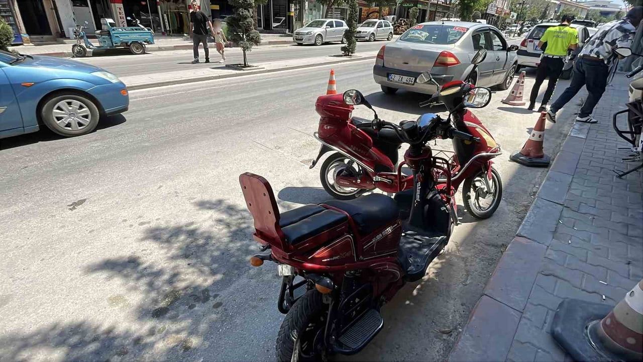 Trafik sıkışıklığı arkadan çarpmaya yol açtı: elektrikli bisiklet yolcusu yaralandı