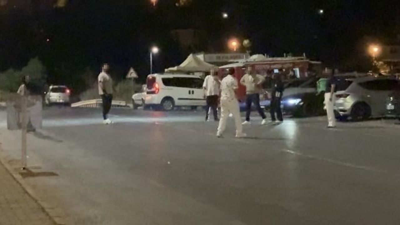 Trafik tehlikesini umursamayan gençlerin cadde oyunu
