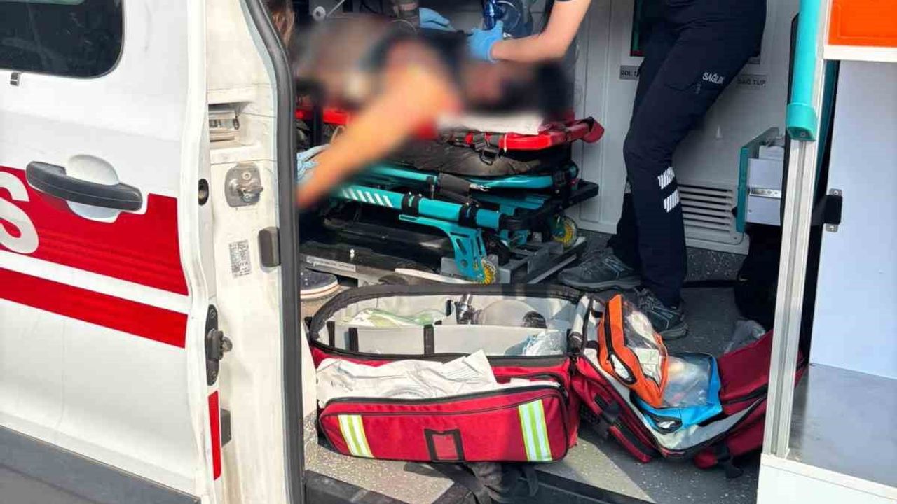 Trafikte kontrolden çıkan motosikletçi önce servise sonra tıra çarptı
