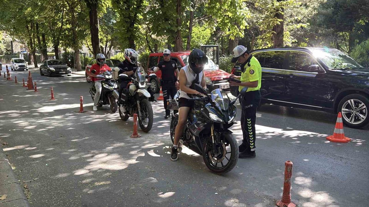 Trafikte motosikletlere sıkı takip: 350 araçta 600 bin lira ceza ve 7 men
