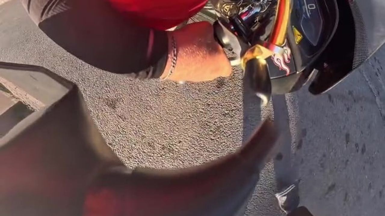 Trafikte tehditle saldırdı: motokuryenin kask kamerasına yansıyan anlar