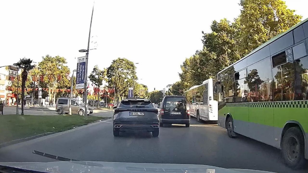 Trafikte tehlikeli şerit oyunları: makas atan sürücünün anları araç kamerasında