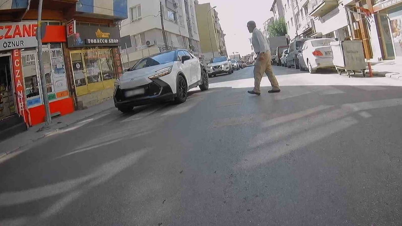 Trafikte yaya önceliği ihmal edildi: Eskişehir'de motosiklet kamerası kaydetti