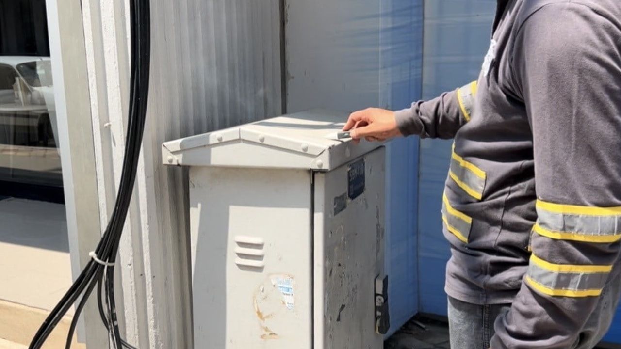 trafoda çıkan yangında bankamatiklerin önünde para çekilmesi dikkat çekti