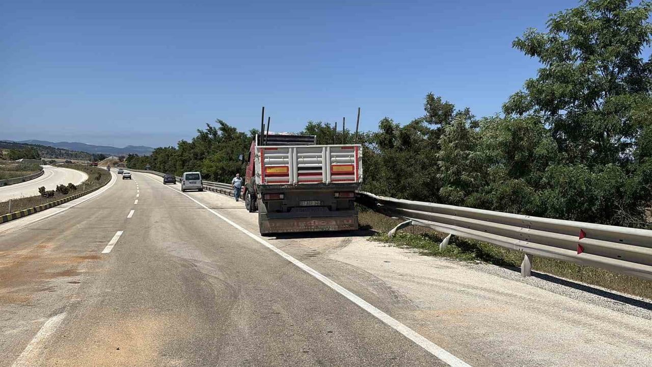 Traktör ile tırın çarpıştığı kazada sürücü yaşamını yitirdi