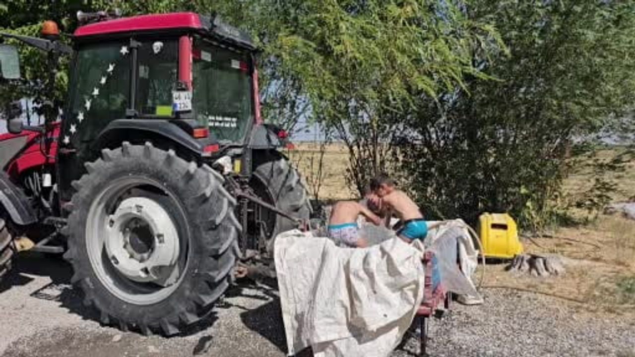 Traktör sepetinde serinlik: Süphan eteklerinde çocukların yaz neşesi