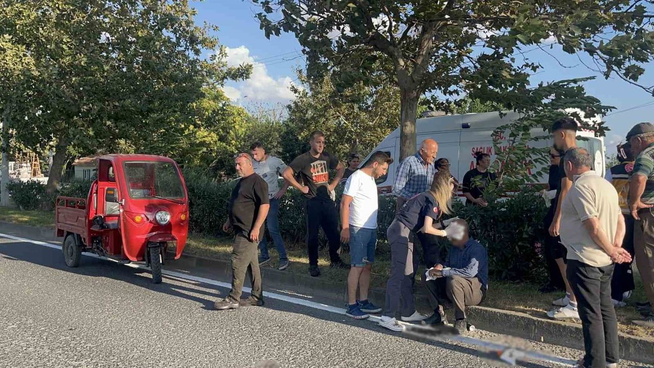 Triportör sol şeride yönelince devrildi: iki kişi yaralandı