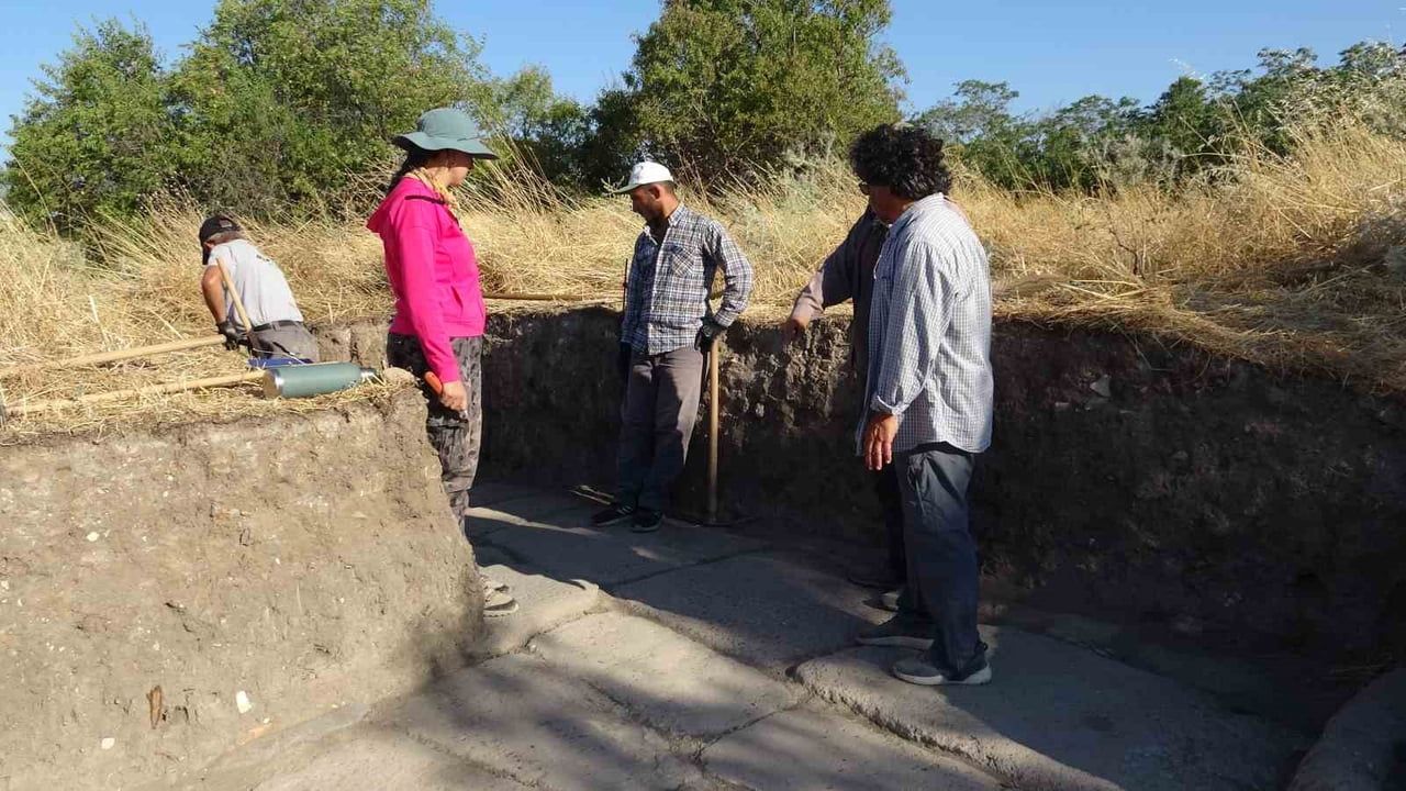 Troya'da Roma dönemi kenti ortaya çıkaran 2 bin yıllık cadde gün yüzüne çıkıyor