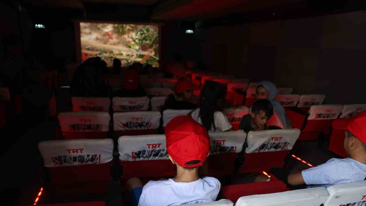 TRT sinema tırı Elazığ'da çocuklara ücretsiz beyaz perde deneyimi sundu