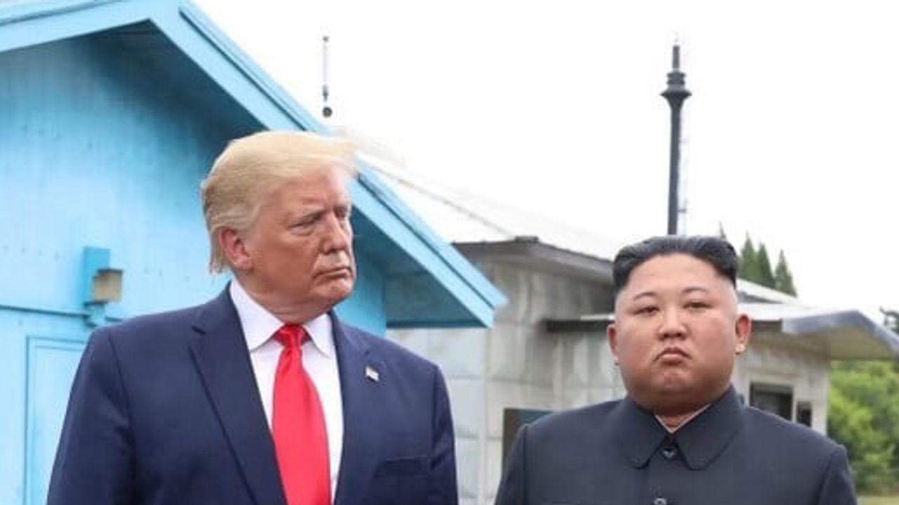 Trump, fotoğraftaki duruştan bağımsız Kim Jong Un'la iyi geçindiklerini savundu